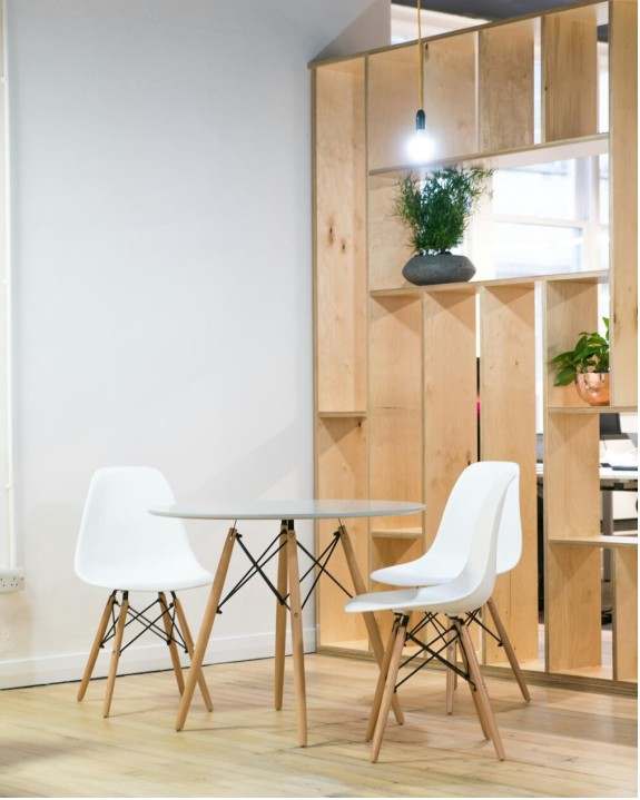 Mesa de comedor moderna en departamento porteño